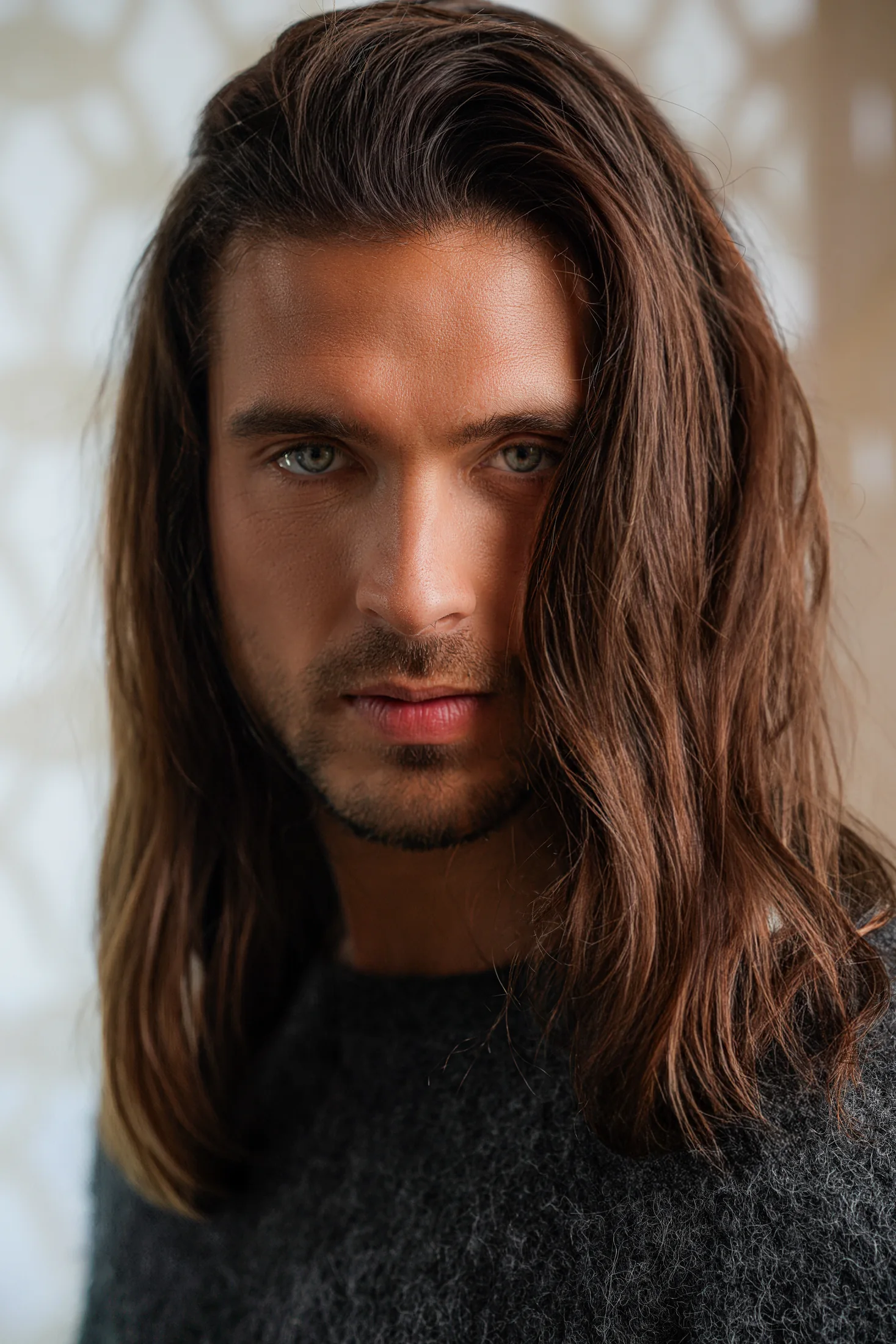 Alexander mit langem Haar in einem ausdrucksstarken Portrait