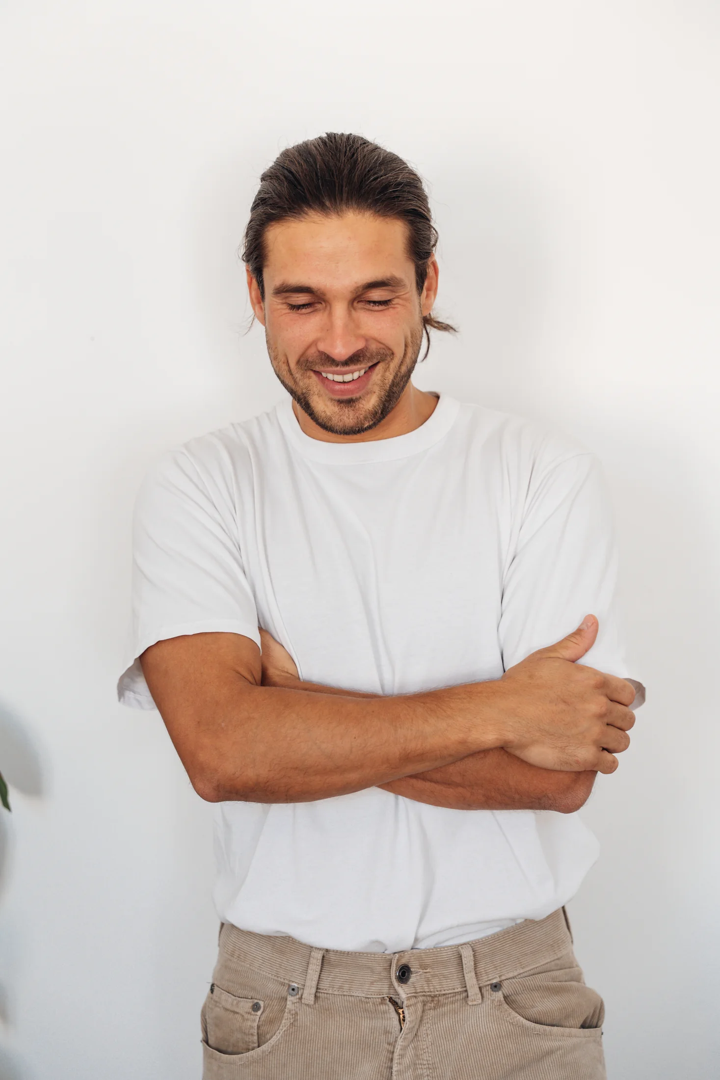 Alexander im weißen Shirt in einer freundlichen Studioaufnahme