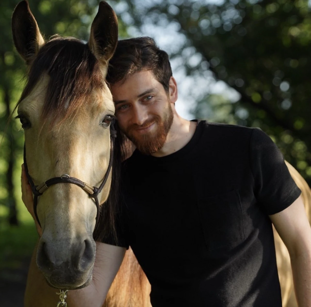 Ali Saad in einer Outdoor- und Lifestyle-Aufnahme