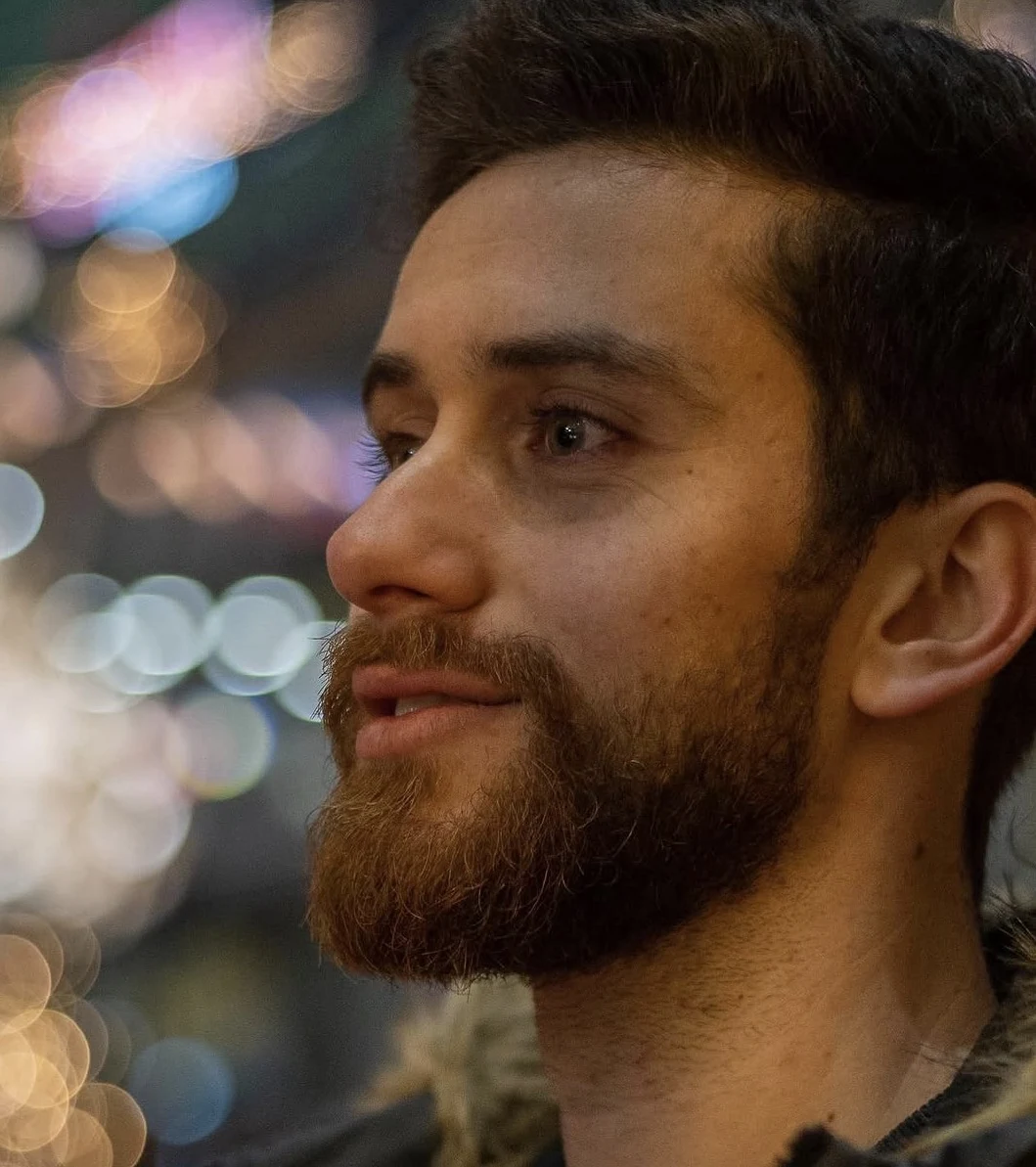 Ali Saad in einem charakterstarken Portrait