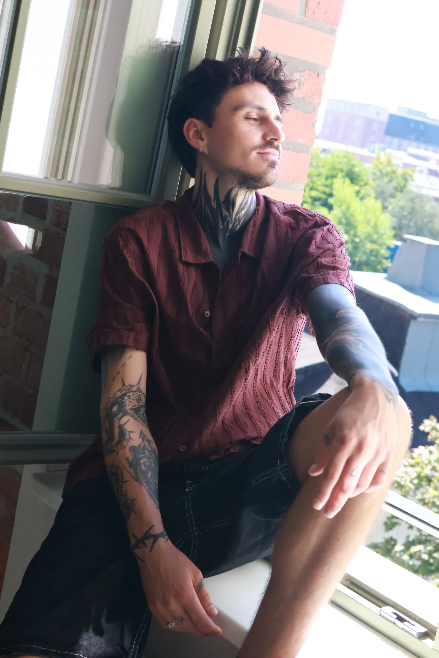 Chris in einer Aufnahme am Fenster