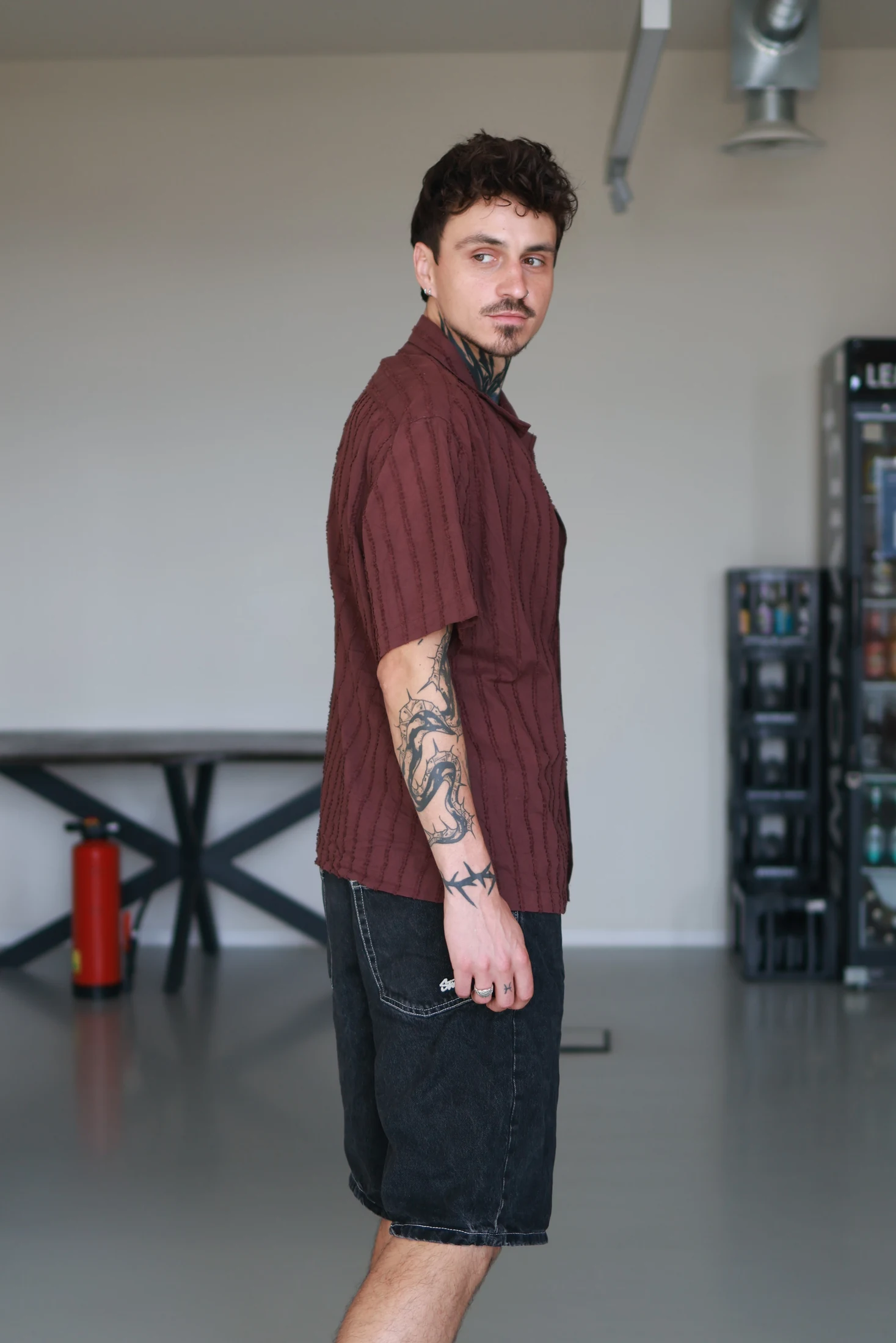 Chris in einer stehenden Portfolioaufnahme