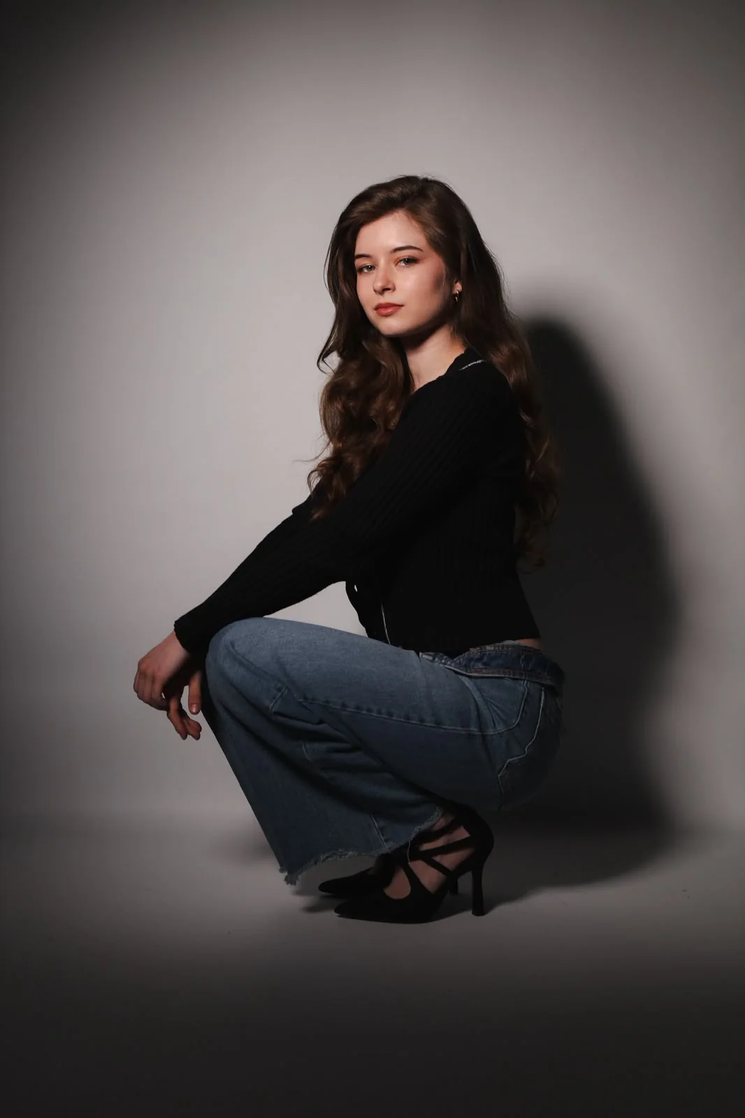 Emilie in einem dunklen Studio-Fashion-Look