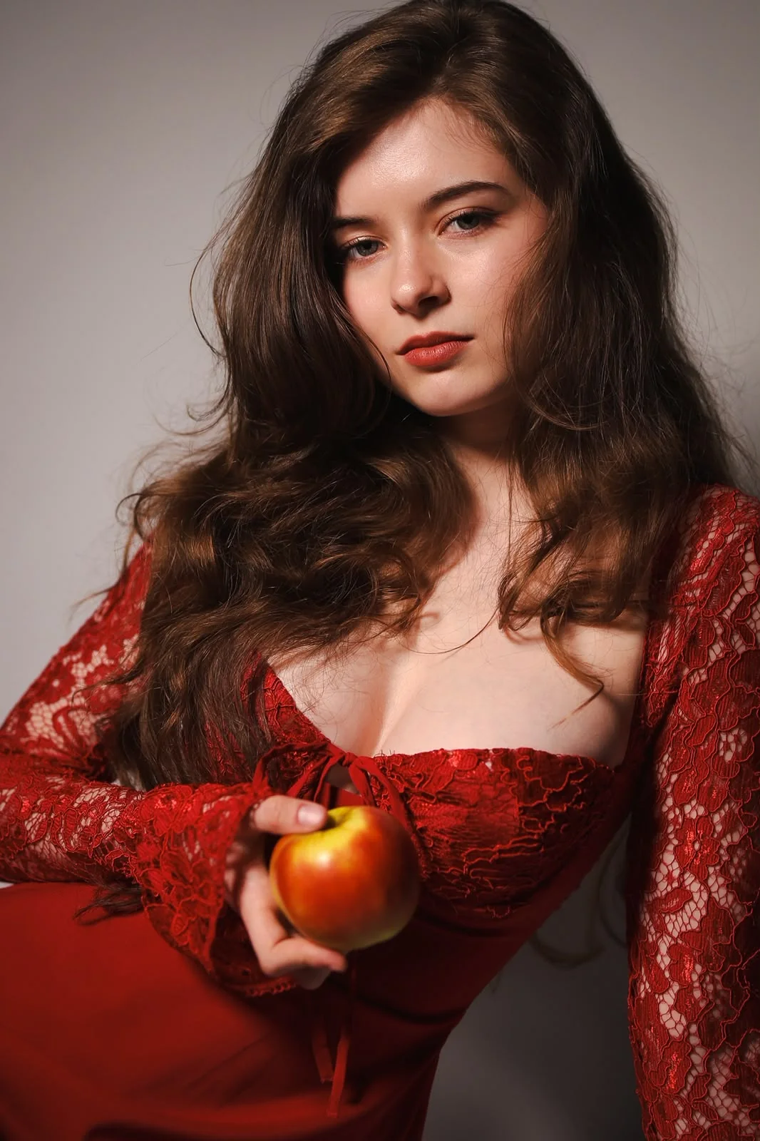 Emilie in einer inszenierten roten Editorial-Aufnahme