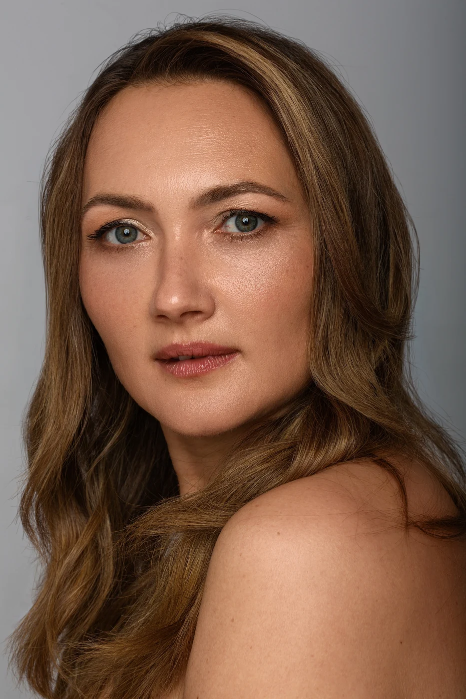 Natalie im ruhigen Studioporträt mit langem dunkelblondem Haar