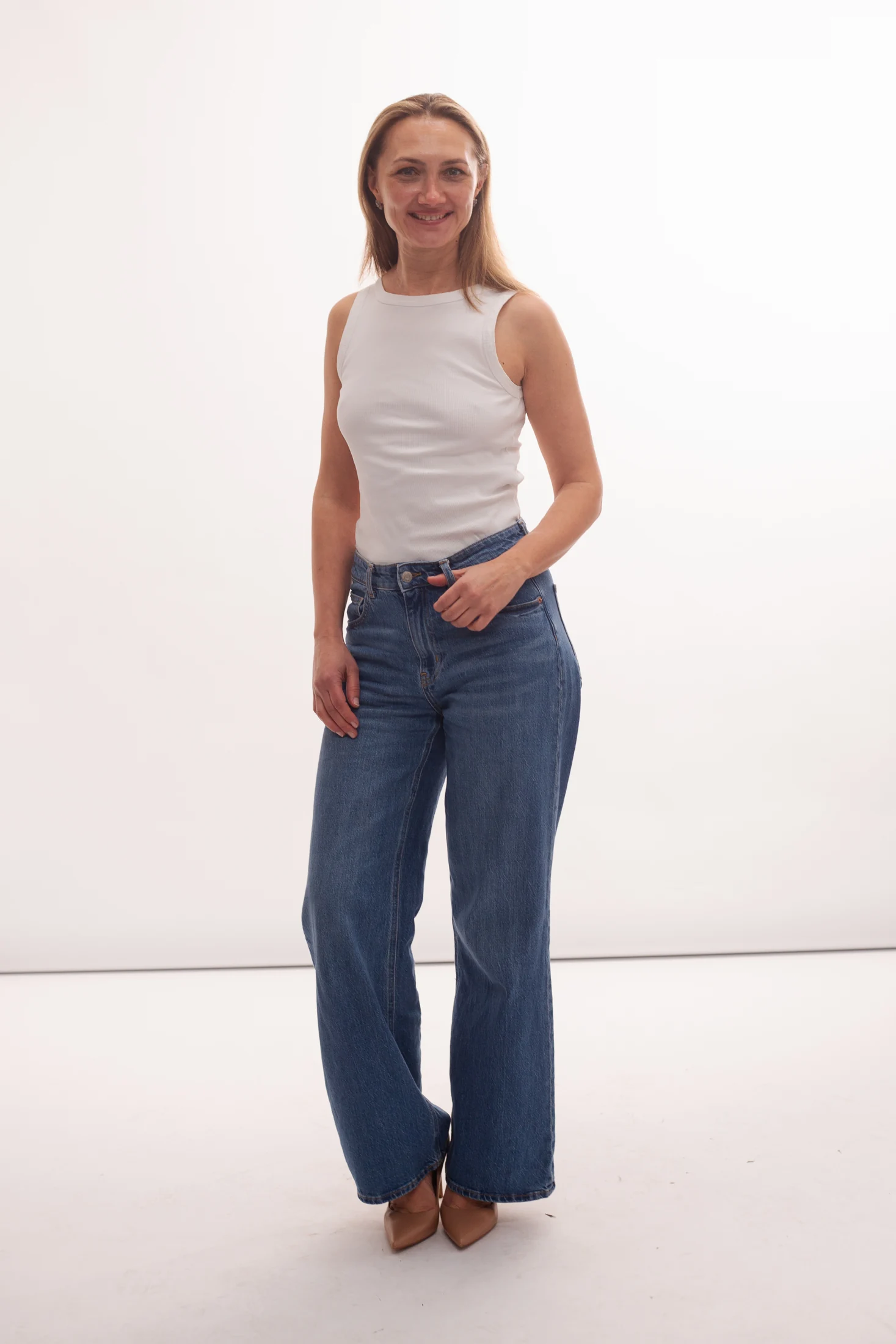 Natalie in Jeans und weißem Top als Ganzkörperaufnahme